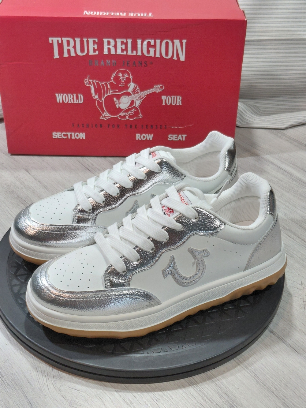NWT True Religion Womens Karlie White & Silver Low-Top Sneakers Gum Sole Size 7